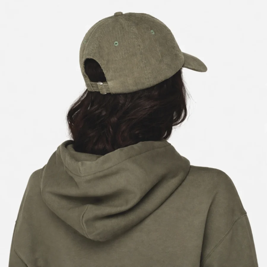 Pessoas, costas, a usar hoodie e boné bombazine.