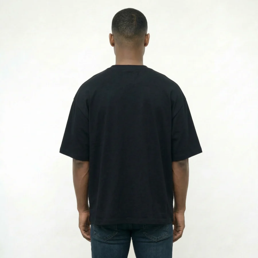 T-shirt Over Boxy preto por trás.