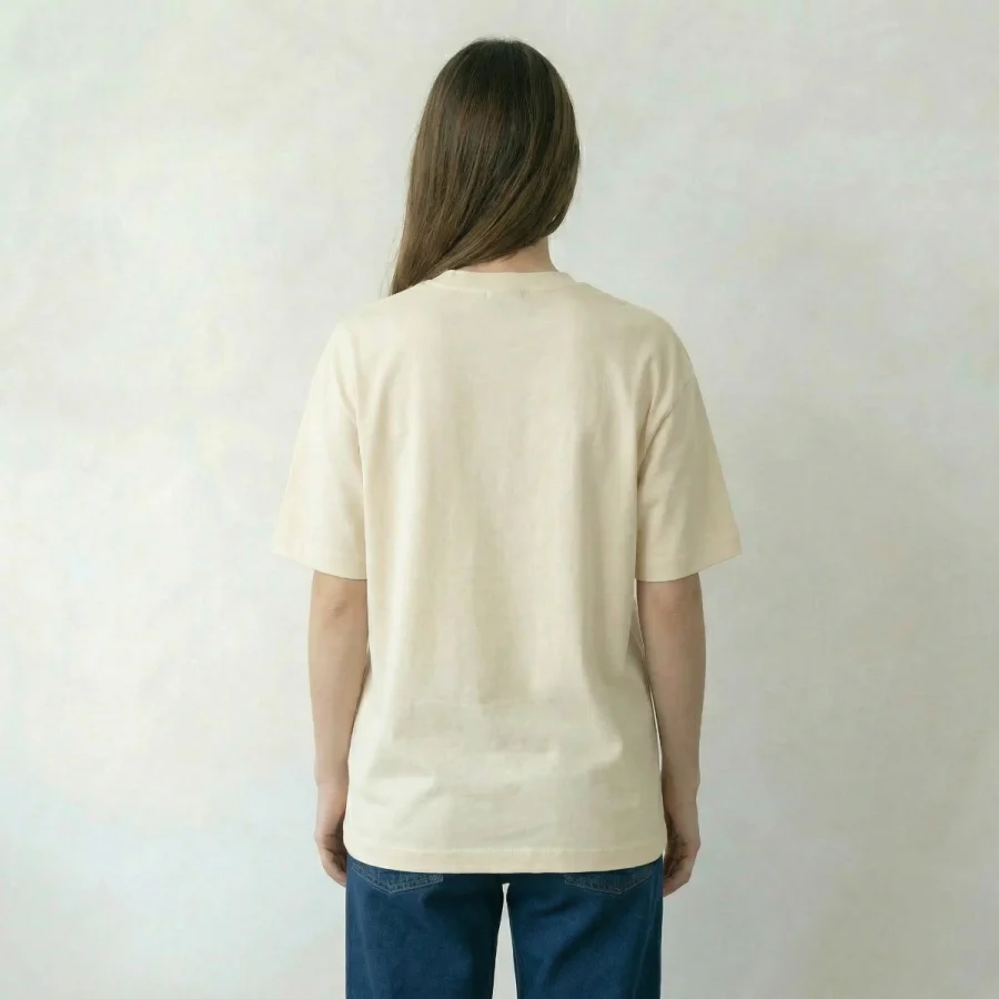 T-shirt bege over relaxed fit, vista por trás.