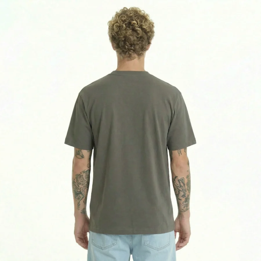 T-shirt verde militar, vista de costas, com corte Over Relaxed Fit.