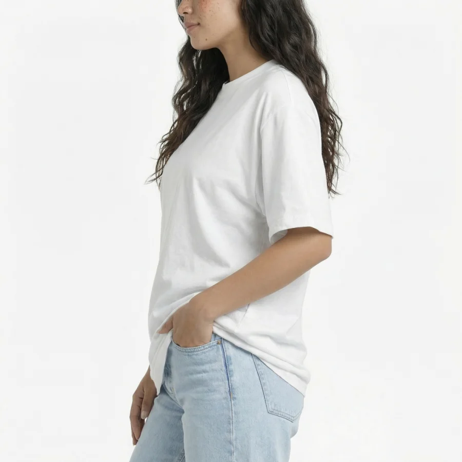 Mulher com T-Shirt branca e jeans claros, da Urban Oversize.