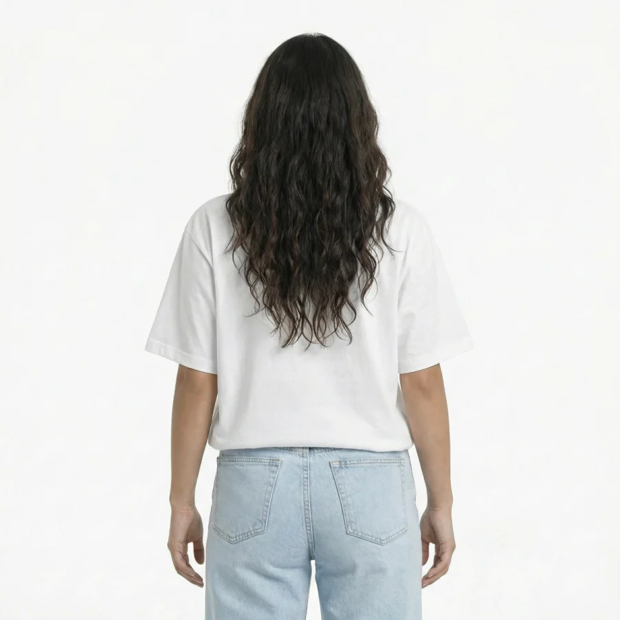 Mulher com T-Shirt branca e jeans claros de costas.