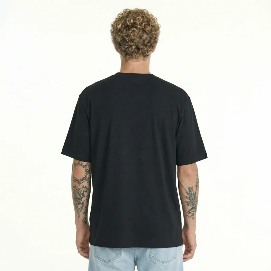 T-shirt preto de homem, vista traseira, com tattoos nos braços.