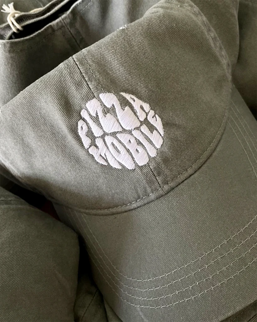 Chapéu verde com bordado branco PIZZA MOBILE.