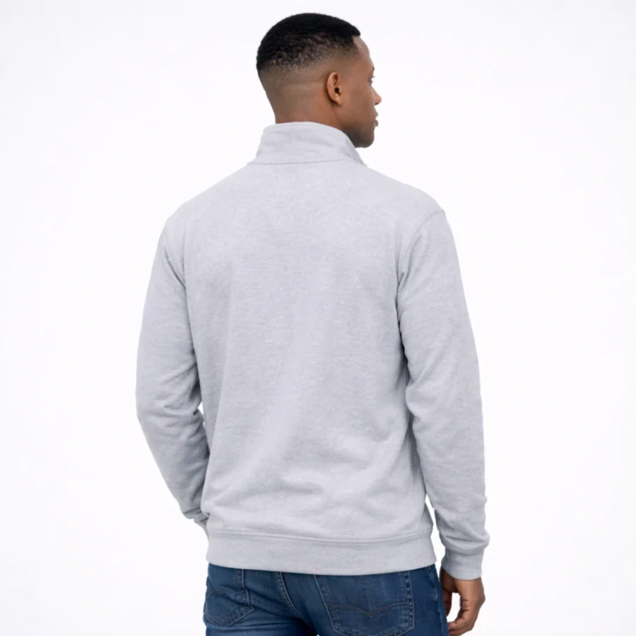 Homem a usar sweat com fecho meio cinzento claro, de costas, contra fundo branco.
