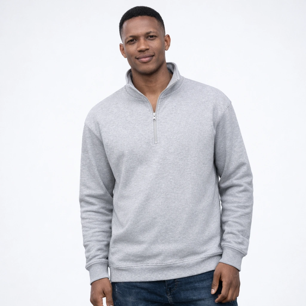 Homem a usar sweat com fecho meio cinzento.