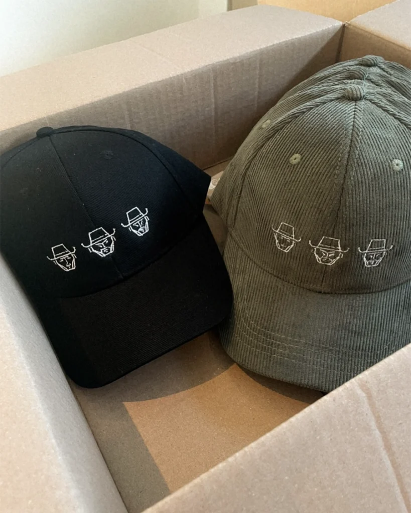 Chapéus personalizados com estampagem de rostos de cowboys em caixa de cartão.