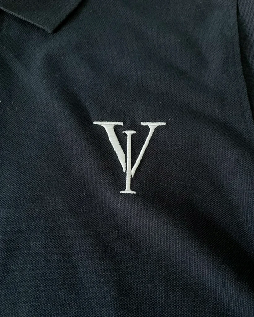 Polo navy bordado com logo da Vita Pools a branco.