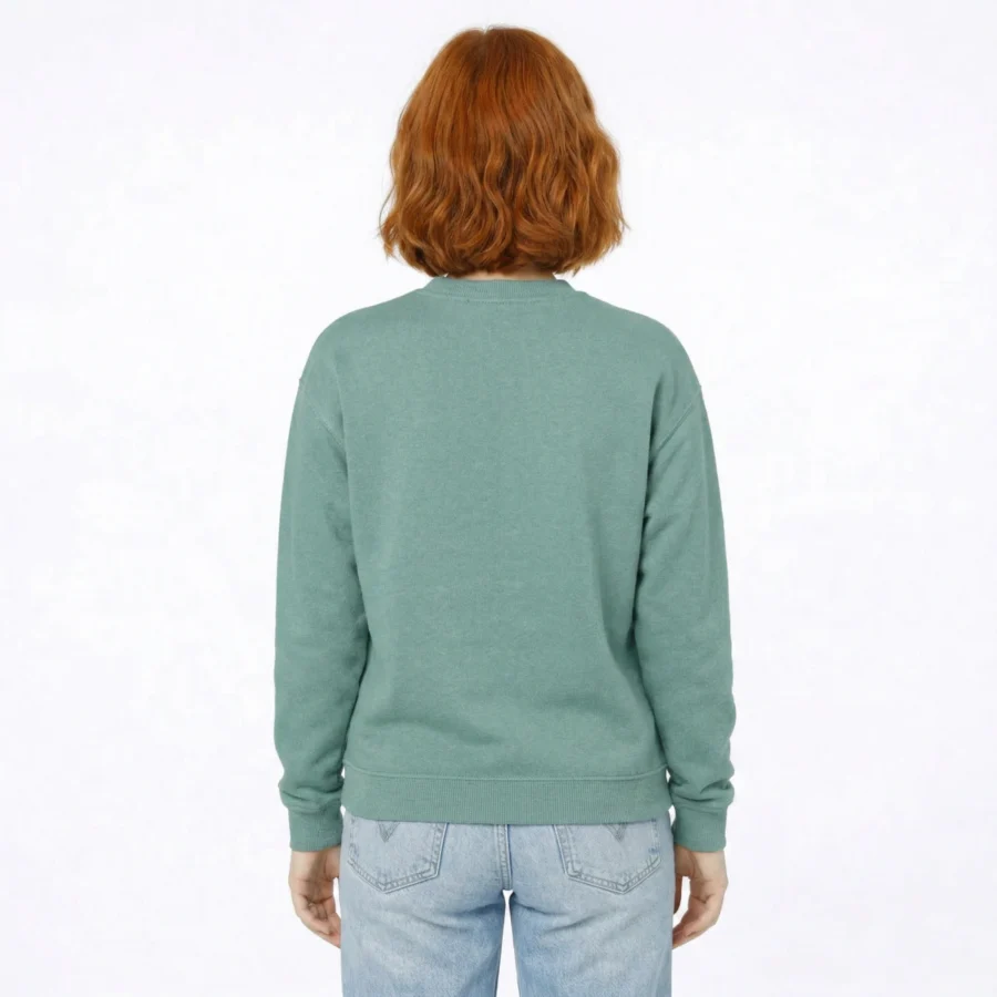 Mulher de costas vestindo sweatshirt verde e jeans claros.