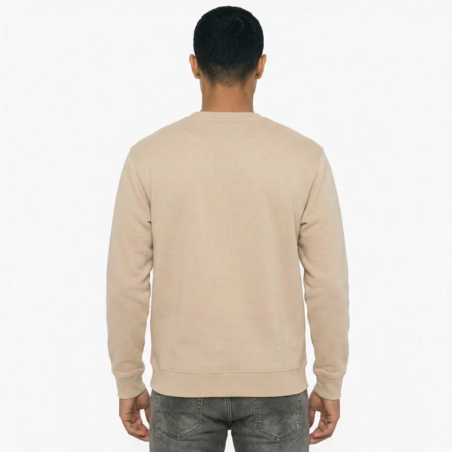 Homem a usar sweatshirt de manga longa cor bege, vista de costas.