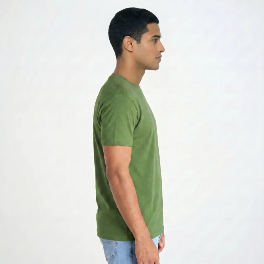 T-shirt verde regular para homem, vista lateral, jeans.
