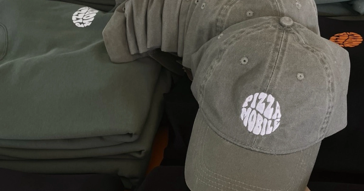 Chapéu e camisolas personalizadas com logótipo "Pizza Mobile" para merchandising.