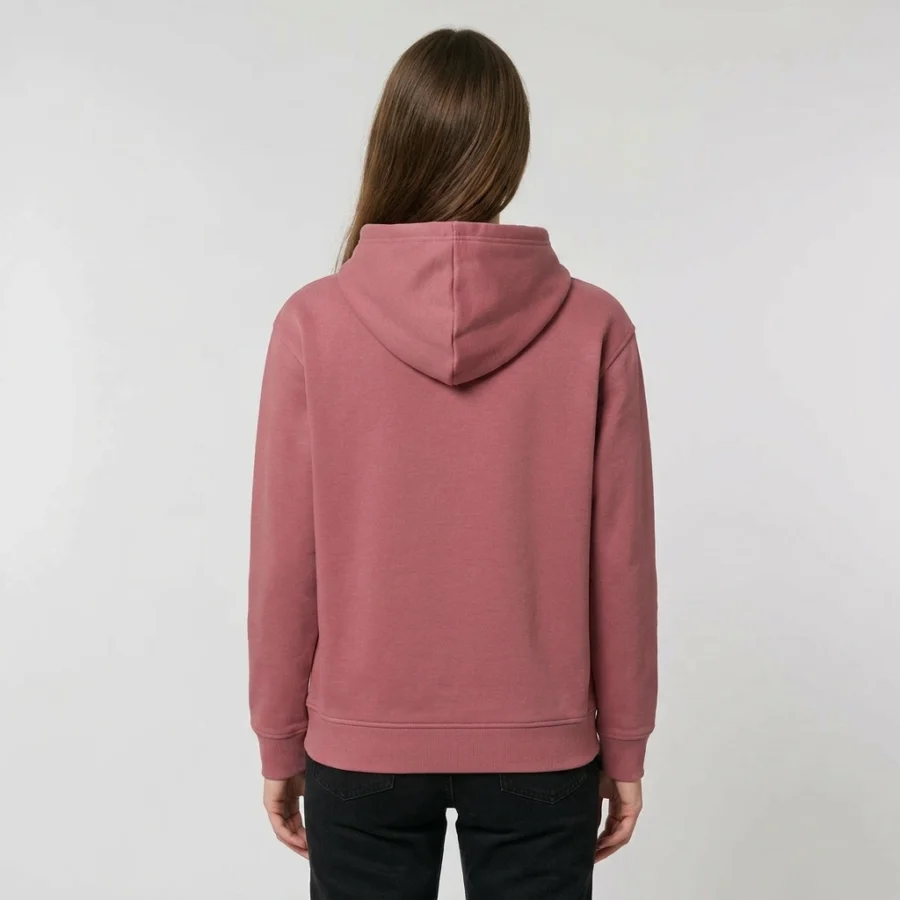 Mulher de costas vestindo hoodie unisexo rosa e calças pretas.