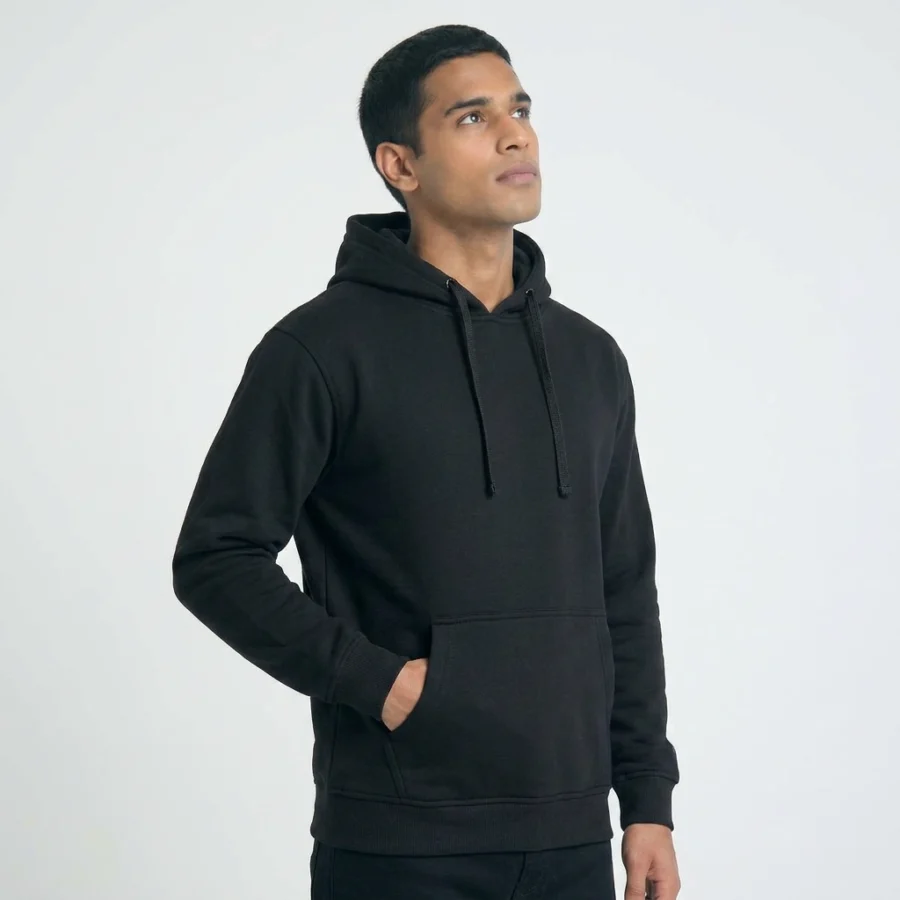 Hoodie regular unisexo preto com capuz e bolso.