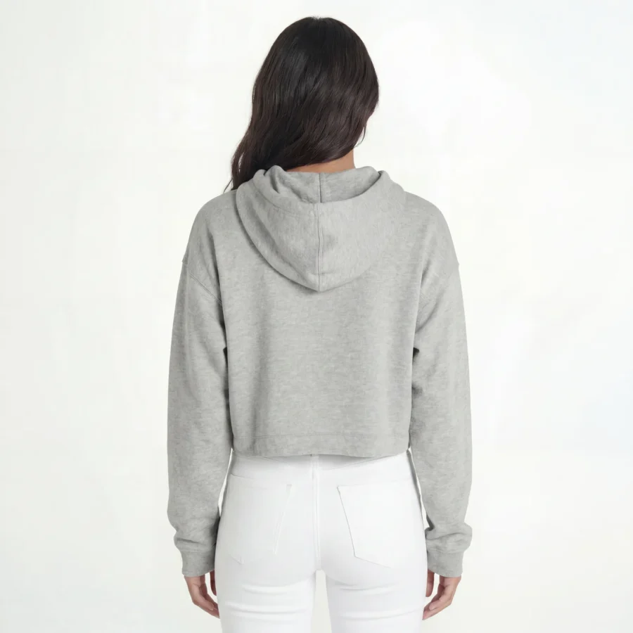 Mulher de costas vestindo hoodie cropped cinzento melange.