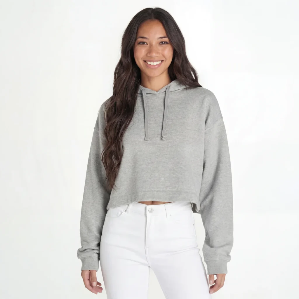 Mulher a usar hoodie cropped cinzento melange.