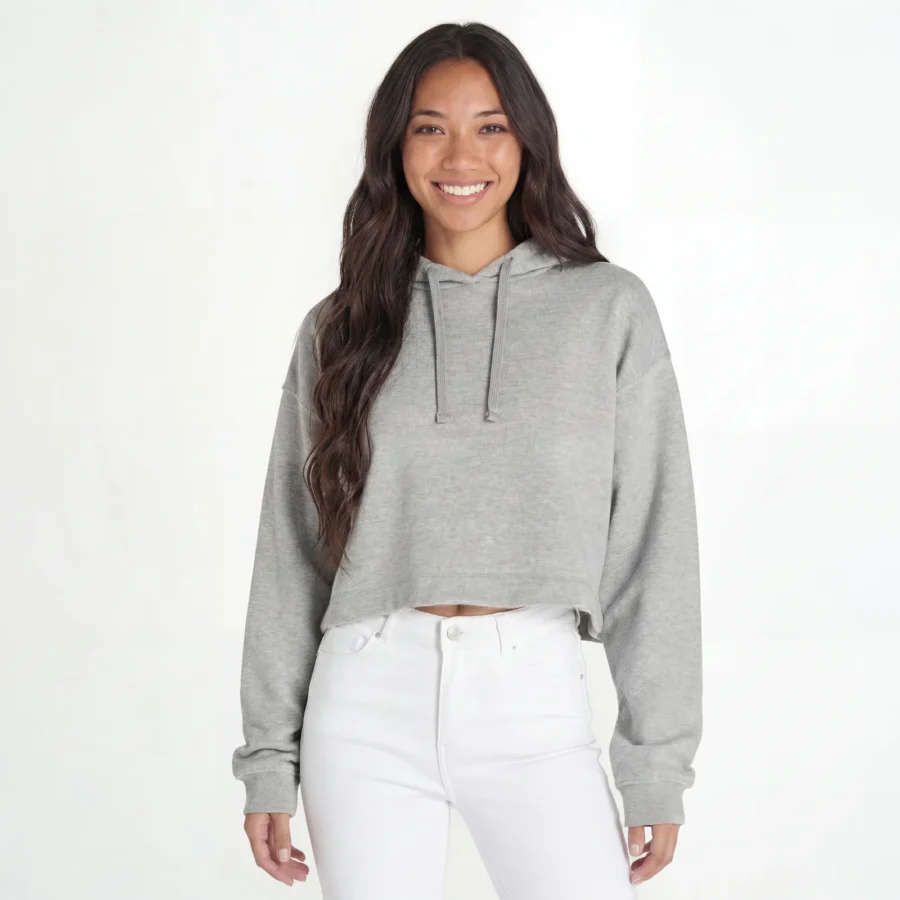 Mulher a usar hoodie cropped cinzento melange.