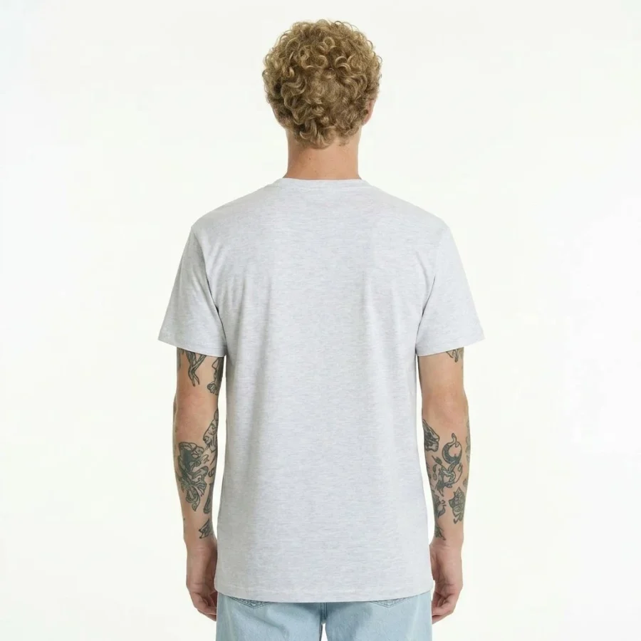 T-shirt básica regular cinza claro costas. Homem com tatuagens nos braços.
