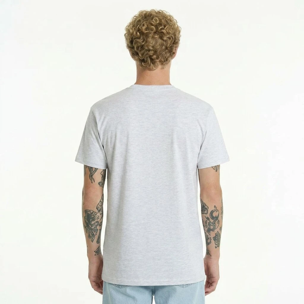 T-shirt básica regular cinza claro costas. Homem com tatuagens nos braços.