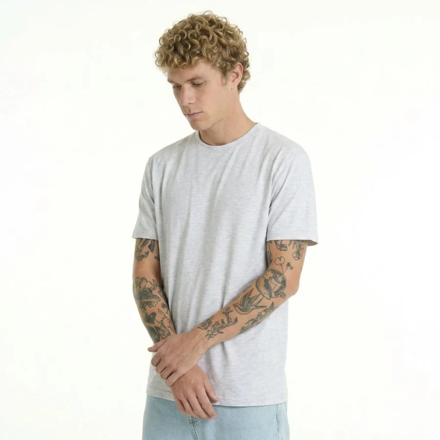 T-shirt básica regular cinza para homem com estampagem ou bordado.