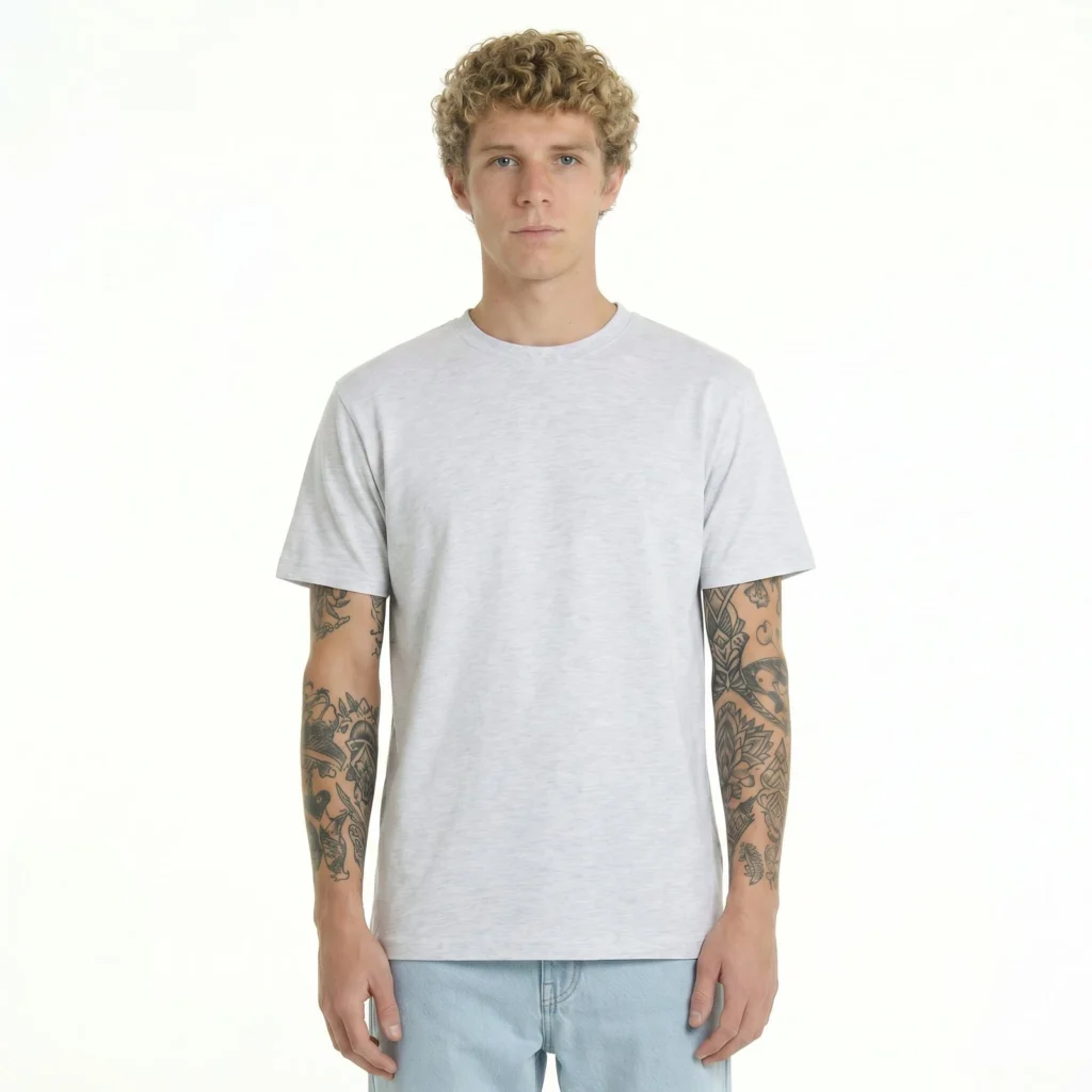 T-shirt básica regular cinza claro para homem.