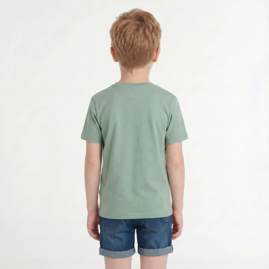 T-shirt verde para criança por trás, com costas lisas e sem estampagens.