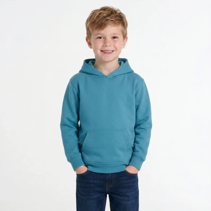Menino a vestir sweatshirt com capuz e bolso canguru de criança