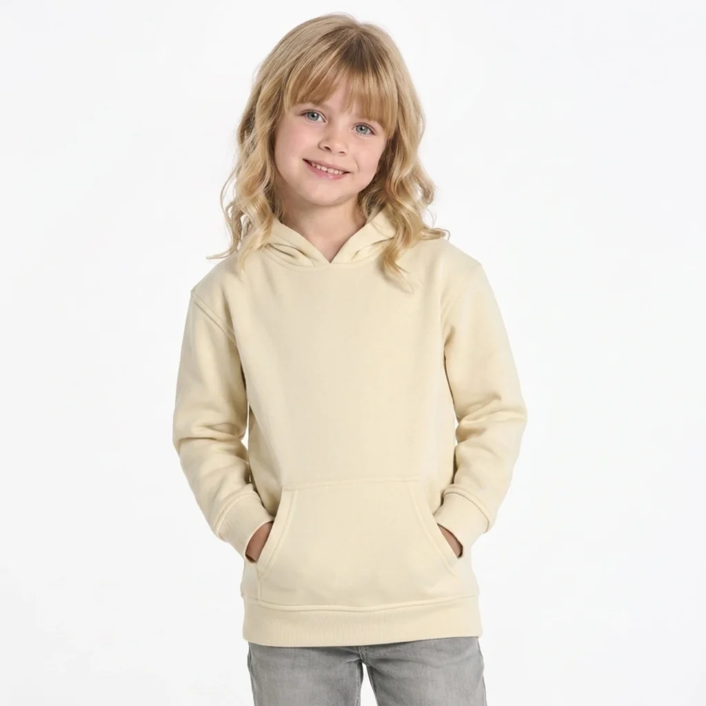 Menina a vestir sweatshirt com capuz e bolso canguru de criança