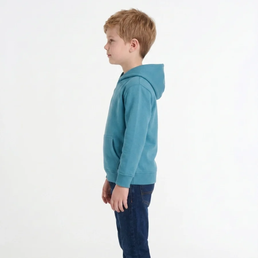 Menino a vestir sweatshirt com capuz e bolso canguru de criança