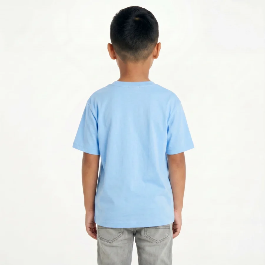 Menino a vestir t-shirt de criança