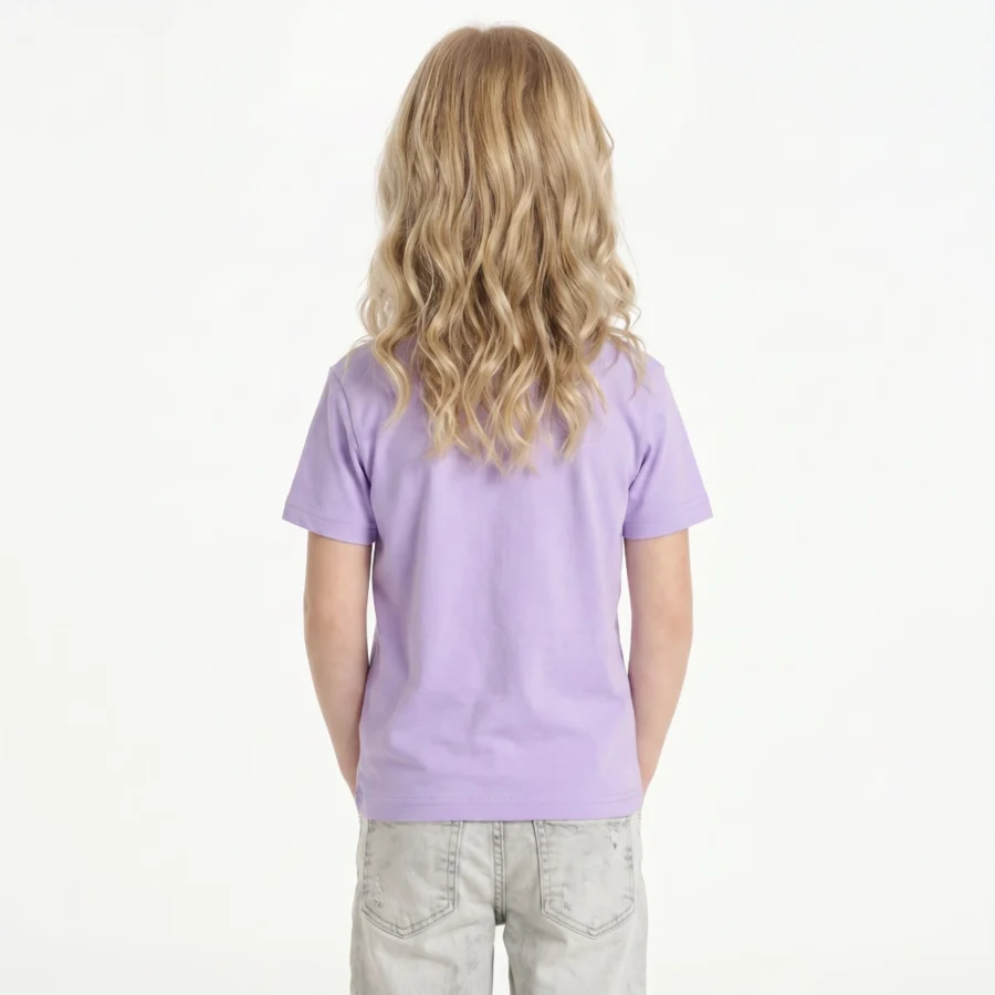 Menina a vestir t-shirt de criança