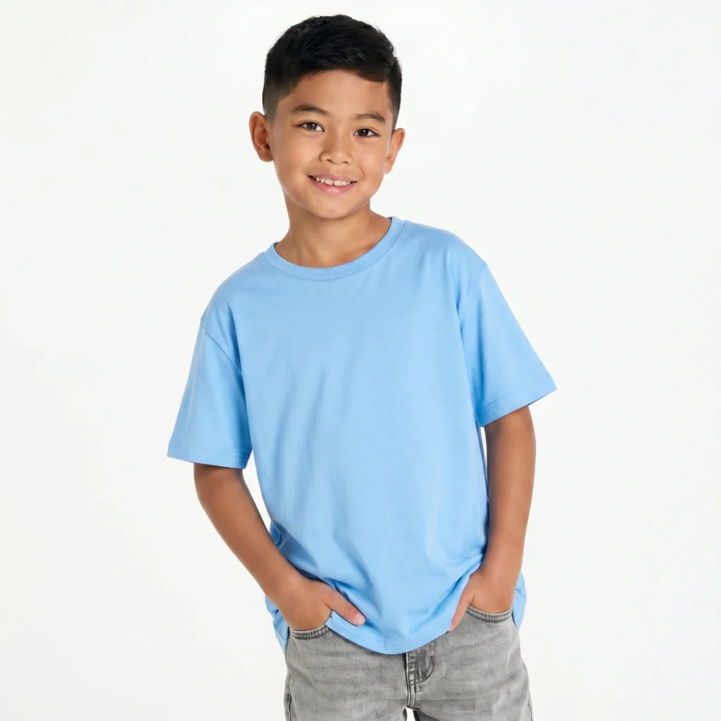 Menino a vestir t-shirt de criança