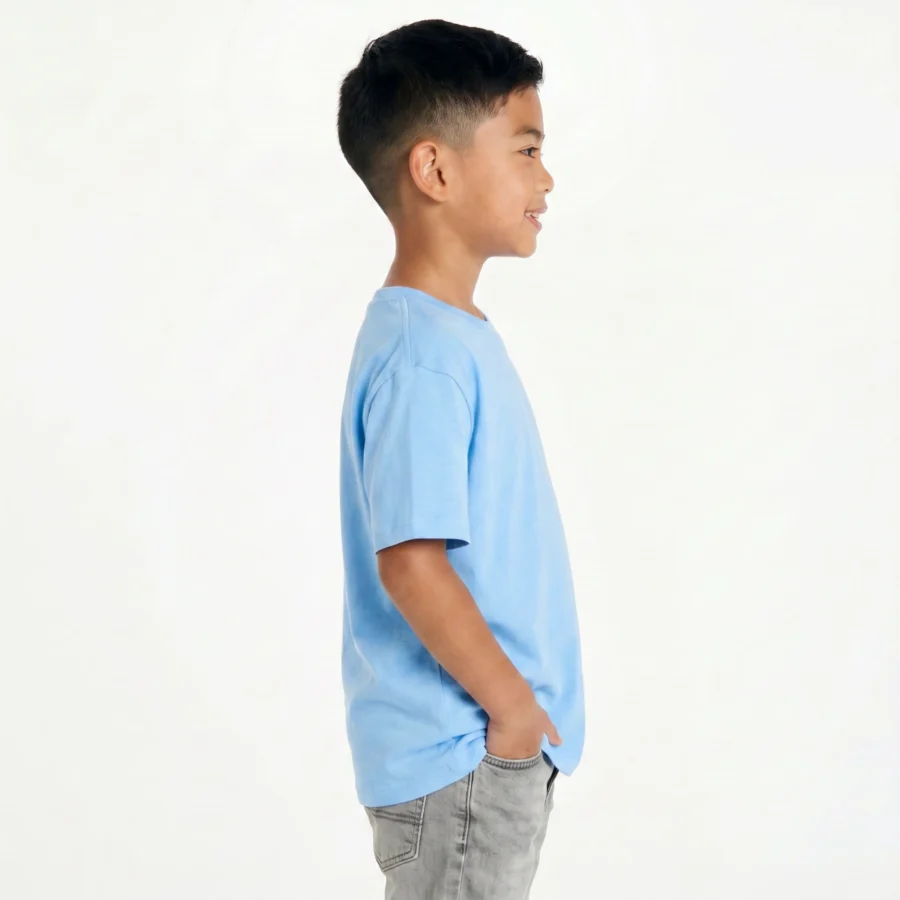 Menino a vestir t-shirt de criança