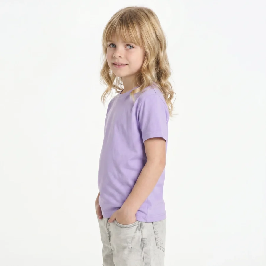 Menina a vestir t-shirt de criança