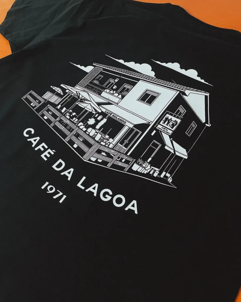 T-shirt preta com estampagem DTF ilustrada do Café da Lagoa